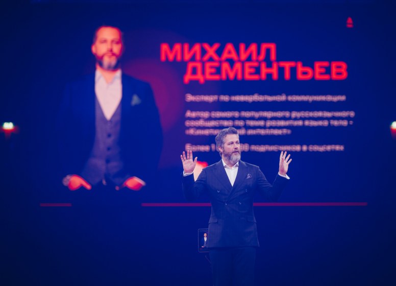 Михаил Дементьев на сцене