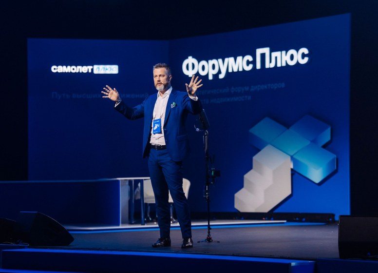 Михаил Дементьев на сцене